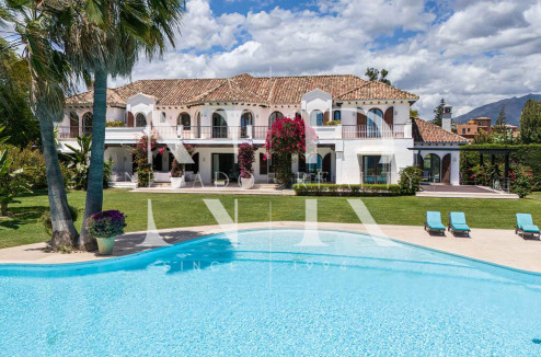 Villa en Estepona en primera línea de playa con gran parcela en venta