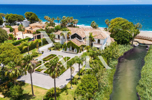 Villa en Estepona en primera línea de playa con gran parcela en venta