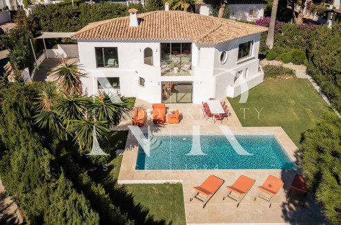 Villa en Las Brisas Nueva Andalucía junto al golf en venta
