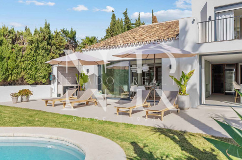 Villa en Nueva Andalucía con vistas al Valle del Golf en venta
