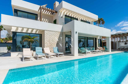 Villa avec vue panoramique sur la mer à El Chaparral à vendre.