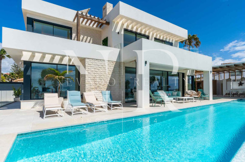 Villa con vistas panorámicas al mar en El Chaparral en venta.