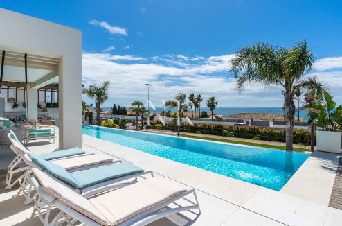 Villa avec vue panoramique sur la mer à El Chaparral à vendre.