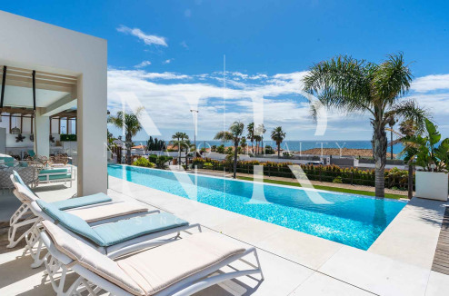 Villa con vistas panorámicas al mar en El Chaparral en venta.