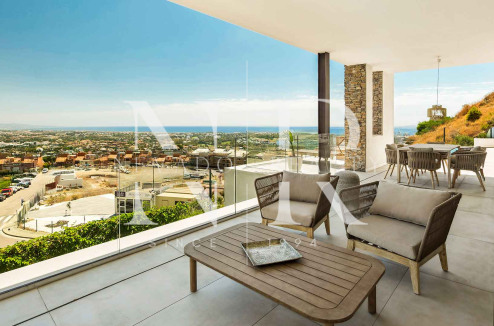 Townhouse in Benahavís with panoramic sea views for sale