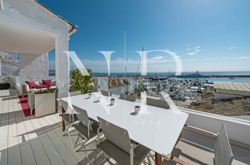 Penthouse in Puerto Banús with panoramic sea views for sale