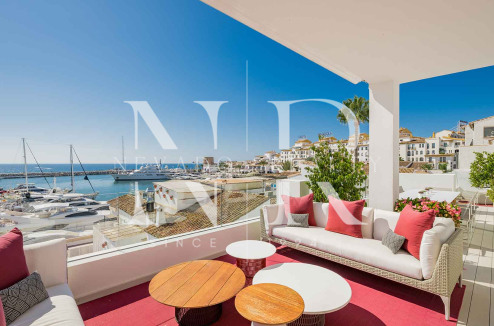 Penthouse in Puerto Banús with panoramic sea views for sale