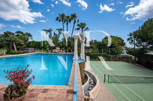 Villa avec court de tennis privé à Nueva Andalucía, Marbella, à vendre