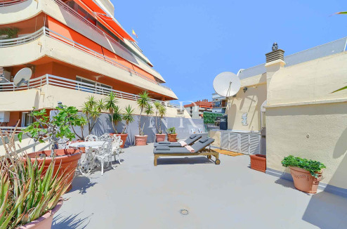 Penthouse for sale in central Marbella, in the Parque Marbella residential complex, with a private swimming pool