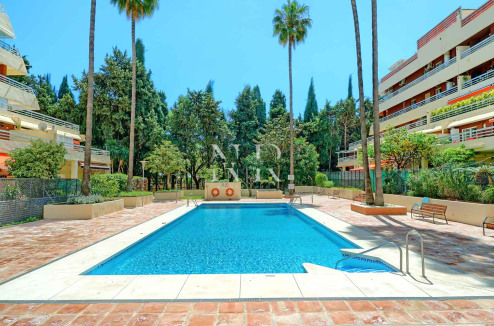 Penthouse for sale in central Marbella, in the Parque Marbella residential complex, with a private swimming pool