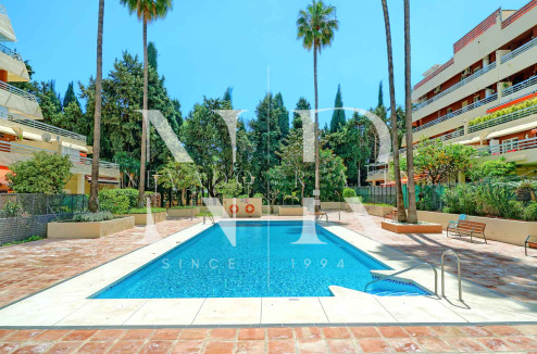 Penthouse in Marbella Centre in the Parque Marbella urbanisation with private pool for sale