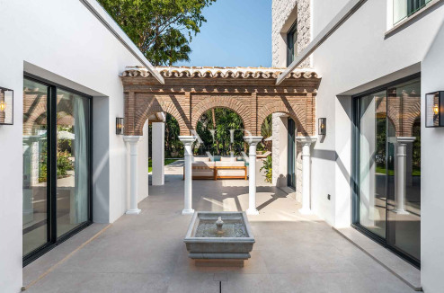 Villa en Nueva Andalucía de diseño contemporáneo en venta