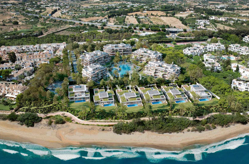 Villa en primera línea de playa en Estepona en venta