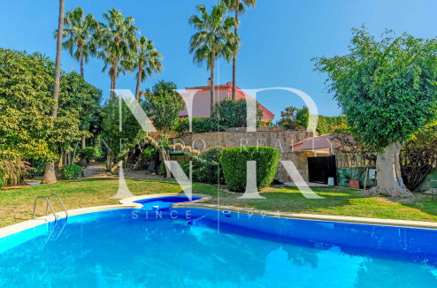 Villa para reformar con parciales vistas al mar en Huerta Belón en venta.