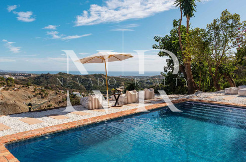 Villa en El Madroñal de estilo clásico andaluz en venta