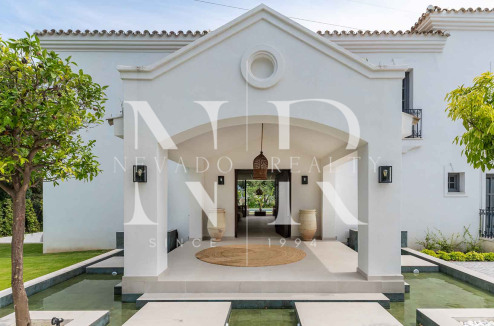 Completely renovated villa for sale in Atalaya Golf
