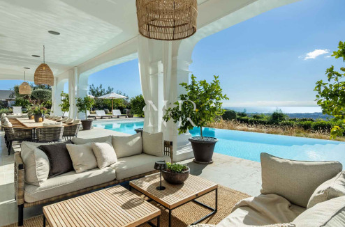 Villa in Marbella Club Golf Resort with panoramic sea views for sale