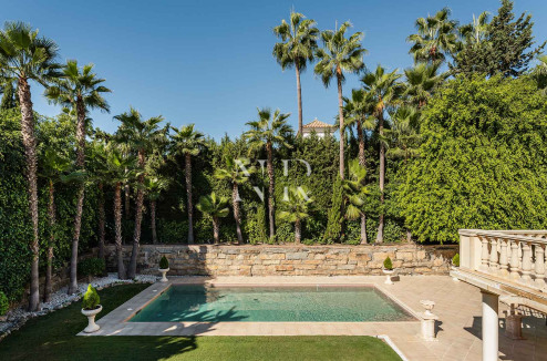 Villa for sale in Nueva Andalucía