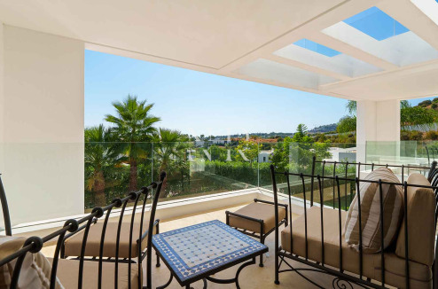Villa contemporaine avec vue panoramique à Nueva Andalucía à vendre