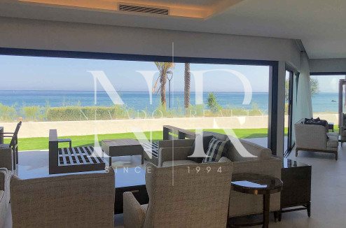 Adosada frontal al mar en primera línea de playa en Estepona en venta