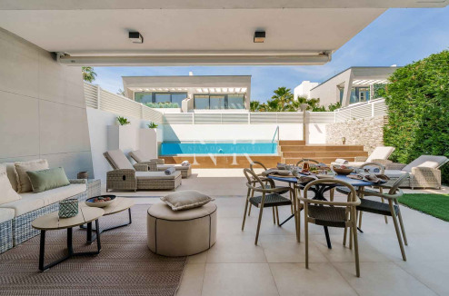 Maison jumelée à vendre dans l'urbanisation Banús Bay, à quelques minutes de la plage