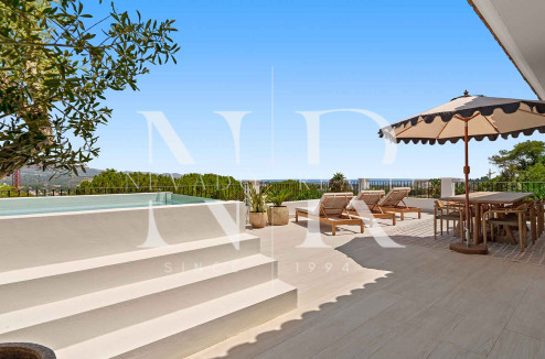Villa en Nueva Andalucía con vistas al mar en venta