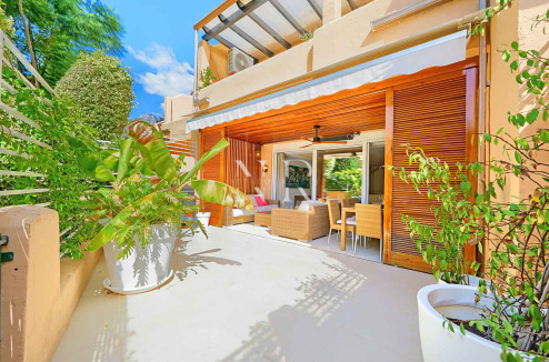 Semi-detached villa for sale in Oasis de Nagüeles with a private pool