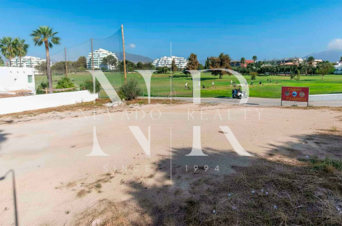 Plot next to the Real Club de Golf de Guadalmina with golf views for sale