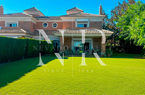 Villa jumelée à vendre dans le lotissement Santa Clara Golf avec vue sur la mer