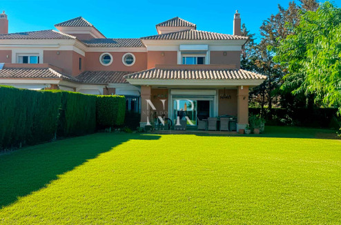 Villa jumelée à vendre dans le lotissement Santa Clara Golf avec vue sur la mer
