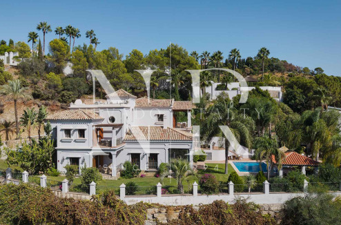 Villa de style andalou classique à vendre dans le domaine privé d'El Madroñal
