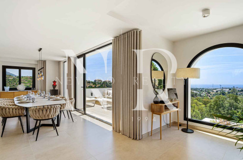Villa en Las Lomas de Nueva Andalucía con vistas panorámicas al mar en venta