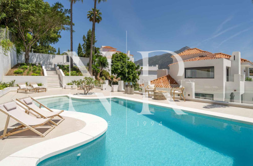 Villa en Las Lomas de Nueva Andalucía con vistas panorámicas al mar en venta