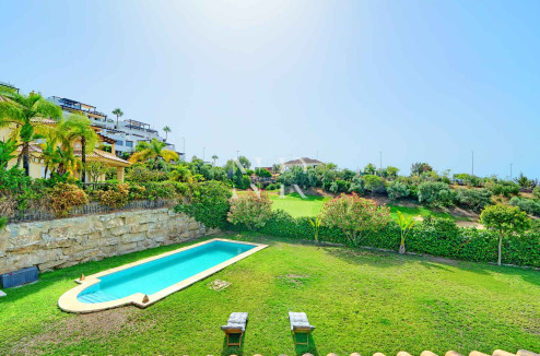 Villa independiente en Urbanización Santa Clara en primera linea de golf en venta.