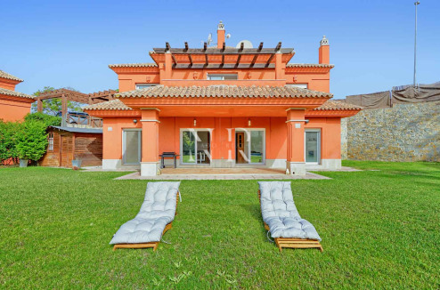 Villa independiente en Urbanización Santa Clara en primera linea de golf en venta.