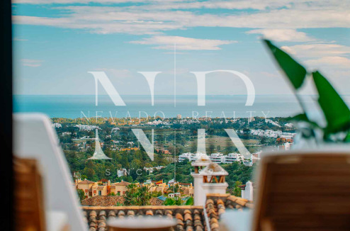 Maison mitoyenne à vendre dans le lotissement El Alto avec vue panoramique sur la mer