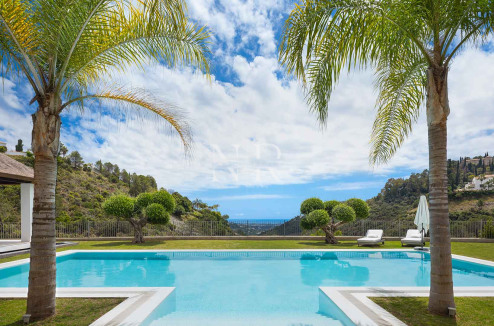 Villa en Urbanización El Madroñal con vistas panorámicas al mar en venta