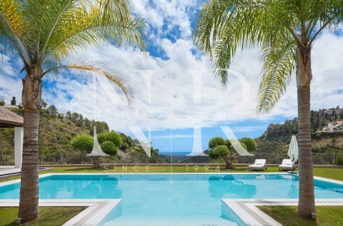 Villa en Urbanización El Madroñal con vistas panorámicas al mar en venta