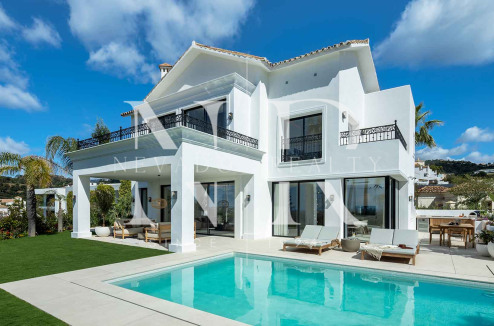 Villa in Los Arqueros with sea views for sale
