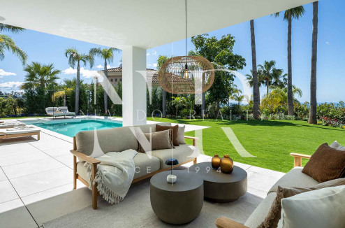 Villa in Los Arqueros with sea views for sale