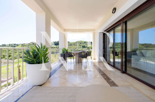 Townhouse in Estepona West on the golf course front line for sale