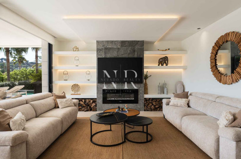Villa for sale in Parcelas del Golf, in a gated community, Nueva Andalucía