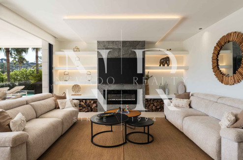 Villa à vendre à Parcelas del Golf, dans une résidence fermée, à Nueva Andalucía