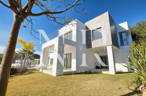 Villa à Benahavís à côté du terrain de golf à vendre