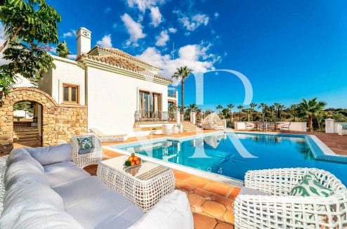 Conjunto de dos villas en Benahavis con amplia parcela a la venta
