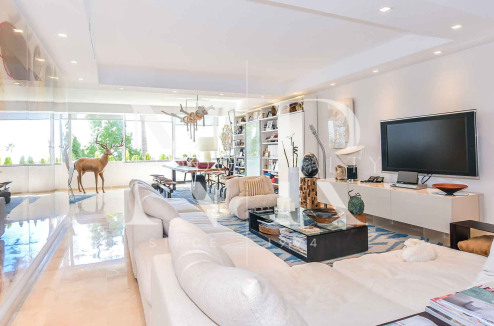 Apartment in Estepona with sea views in first line beach for sale