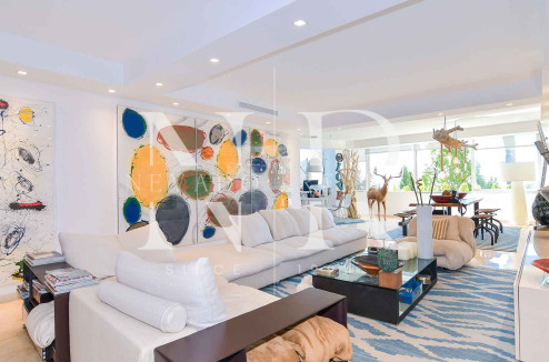 Apartment in Estepona with sea views in first line beach for sale