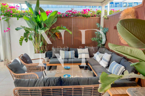 Impresionante apartamento duplex en planta baja reformado con piscina privada en Marbella Centro en alquiler corta temporada.