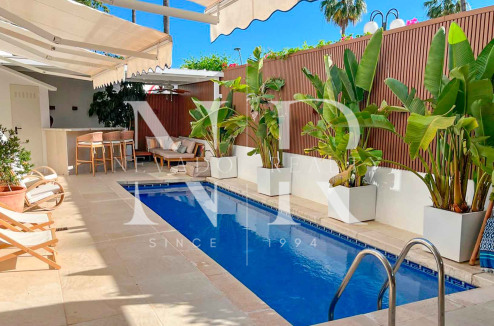 Impresionante apartamento duplex en planta baja reformado con piscina privada en Marbella Centro en alquiler corta temporada.