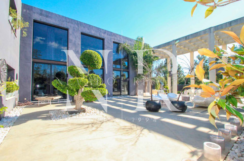 Villa in Estepona next to the beach and golf for sale